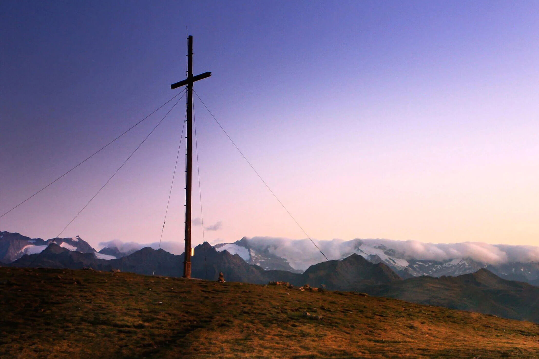 Croce di vetta al tramonto sulla Cima Lasta