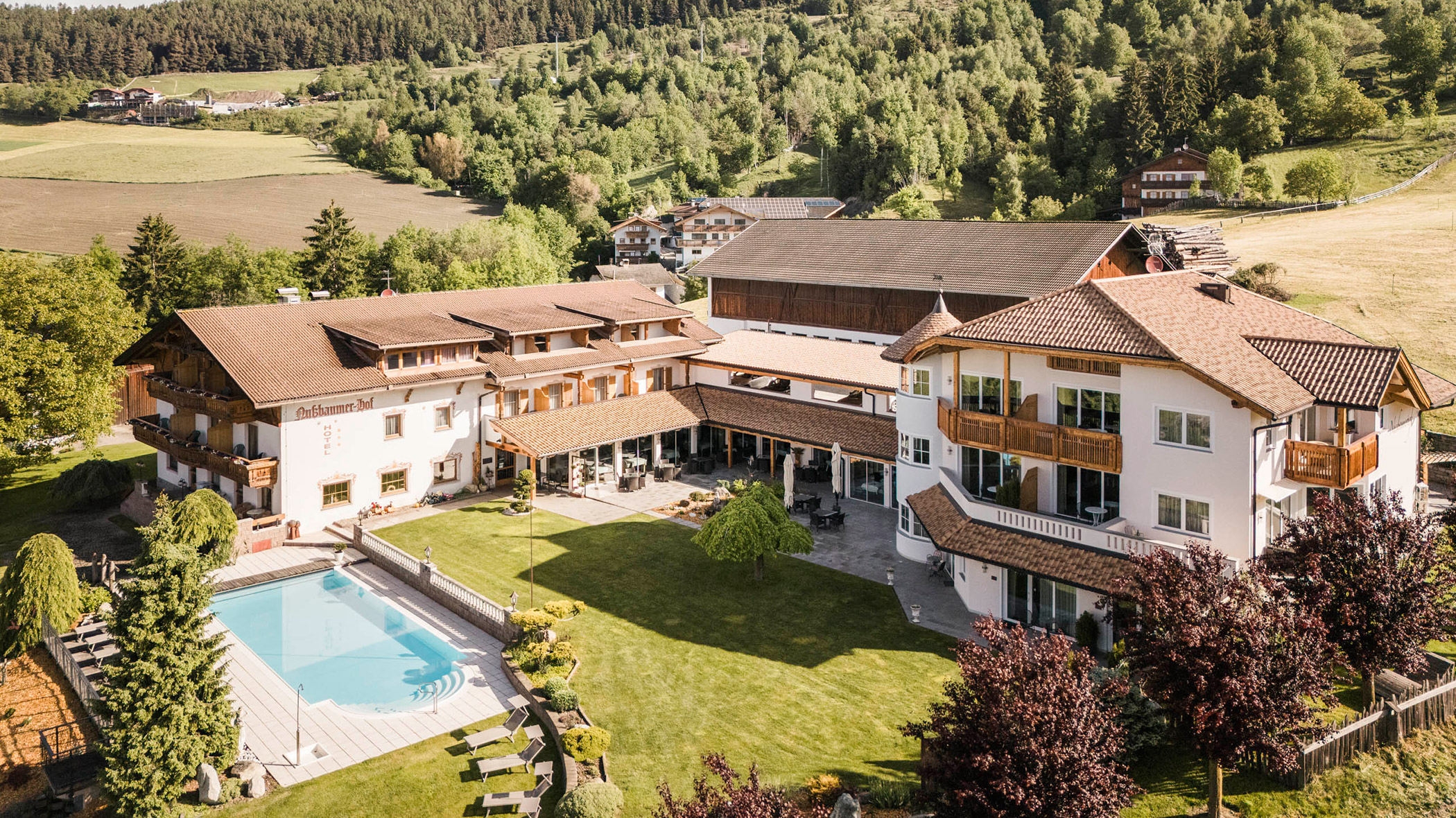 Vista esterna dell'Hotel Nussbaumerhof con piscina
