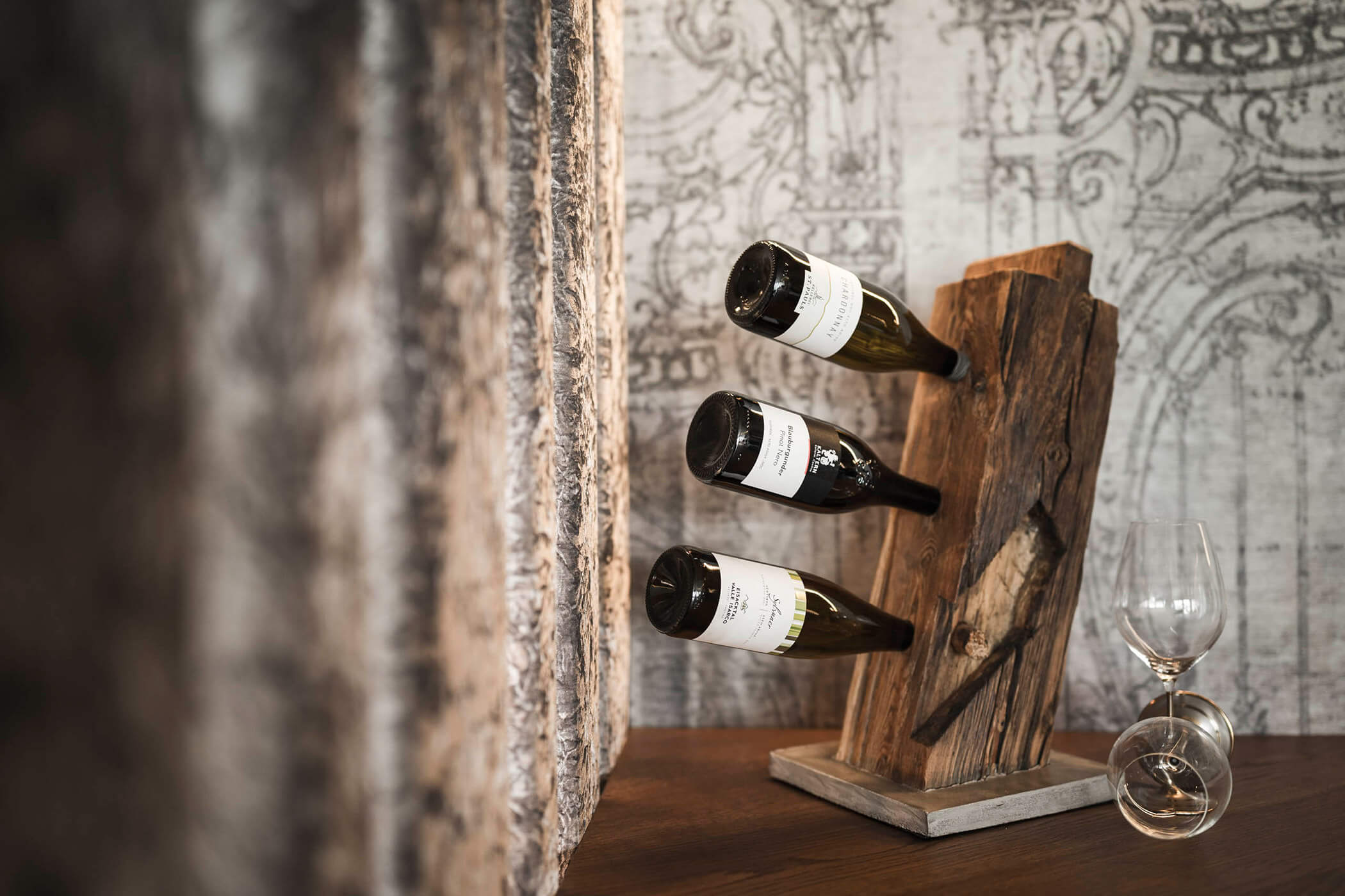 Weinflaschenhalterung als Designelement in Altholz