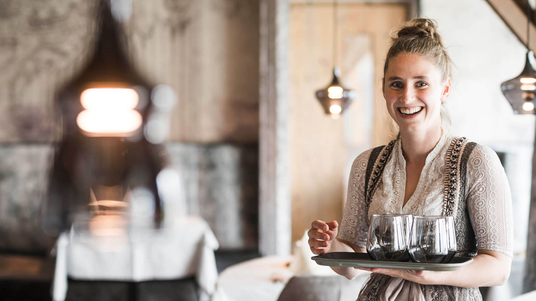 La padrona di casa Lena durante il servizio