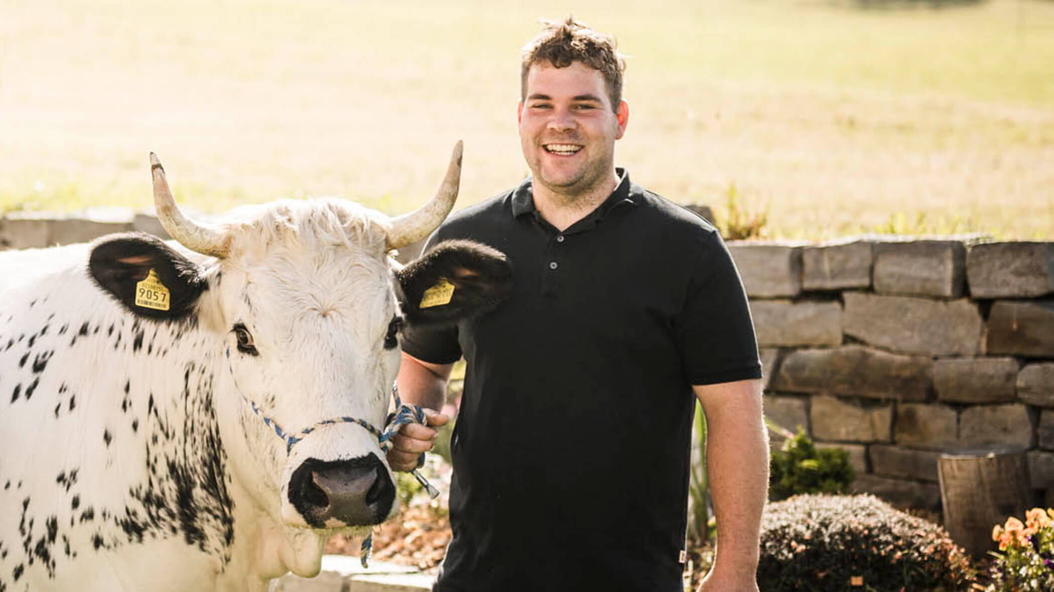Il padrone di casa Markus con la sua mucca