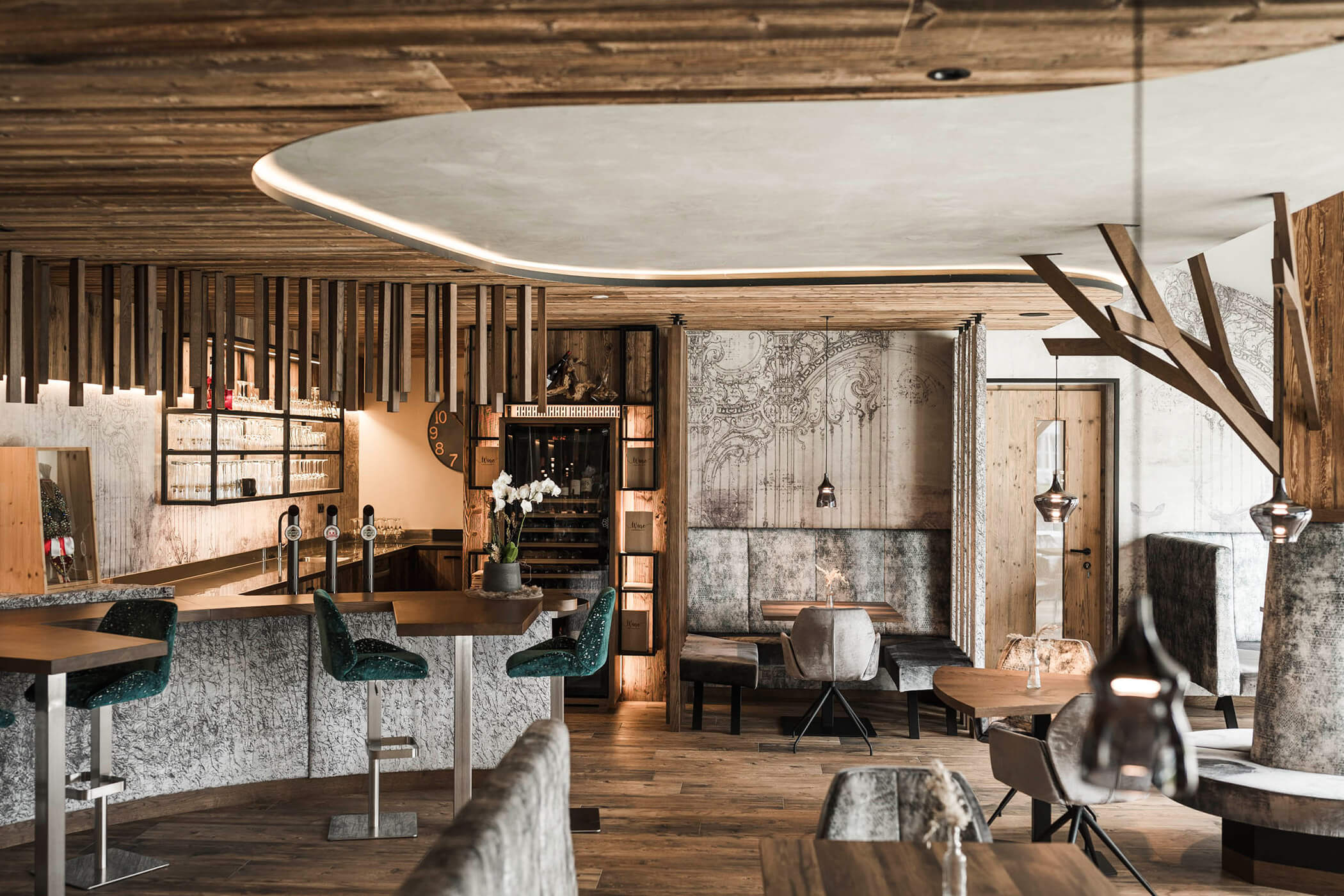 Moderner Barbereich in Altholz