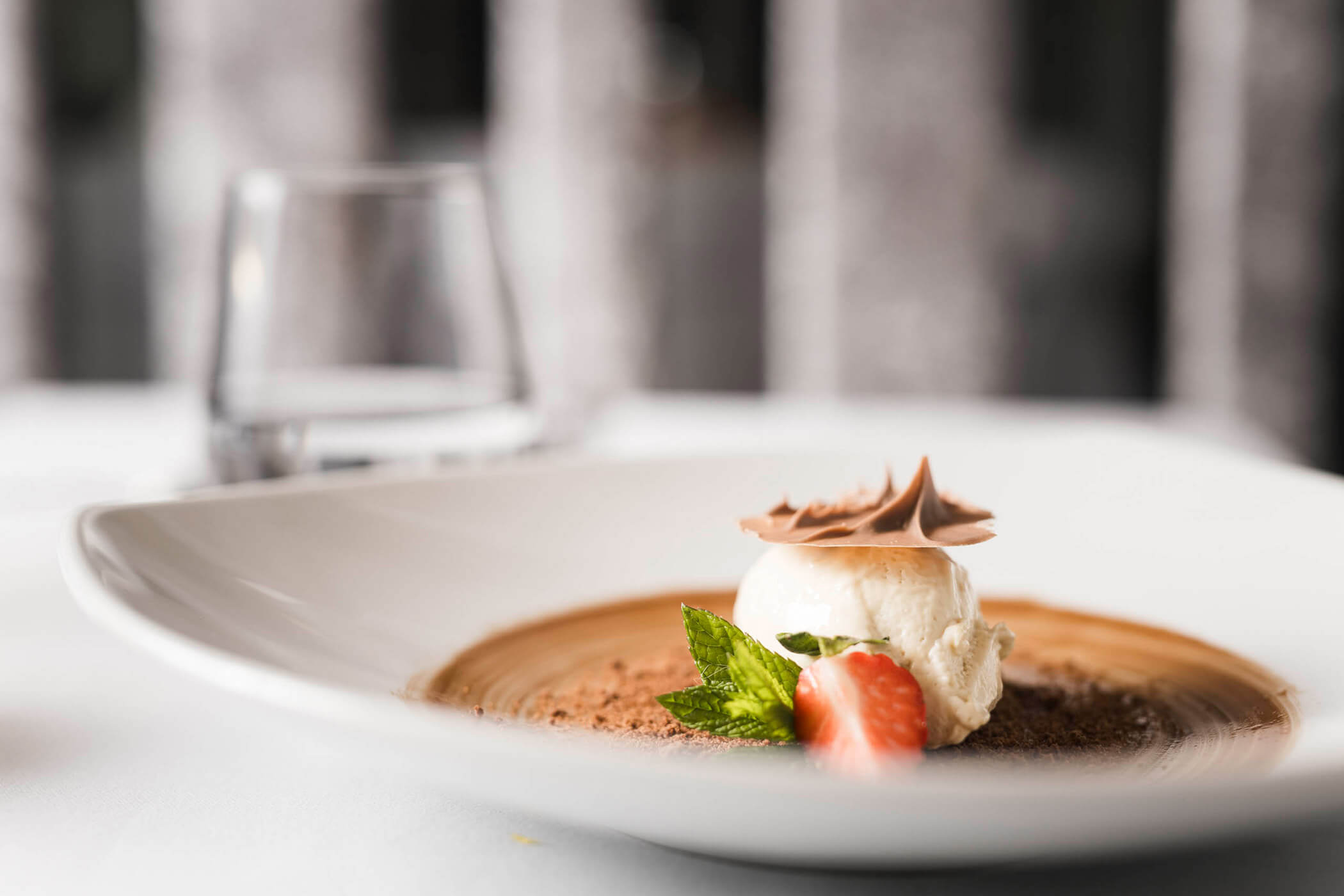 Weißes Schokomousse auf einem garnierten Teller