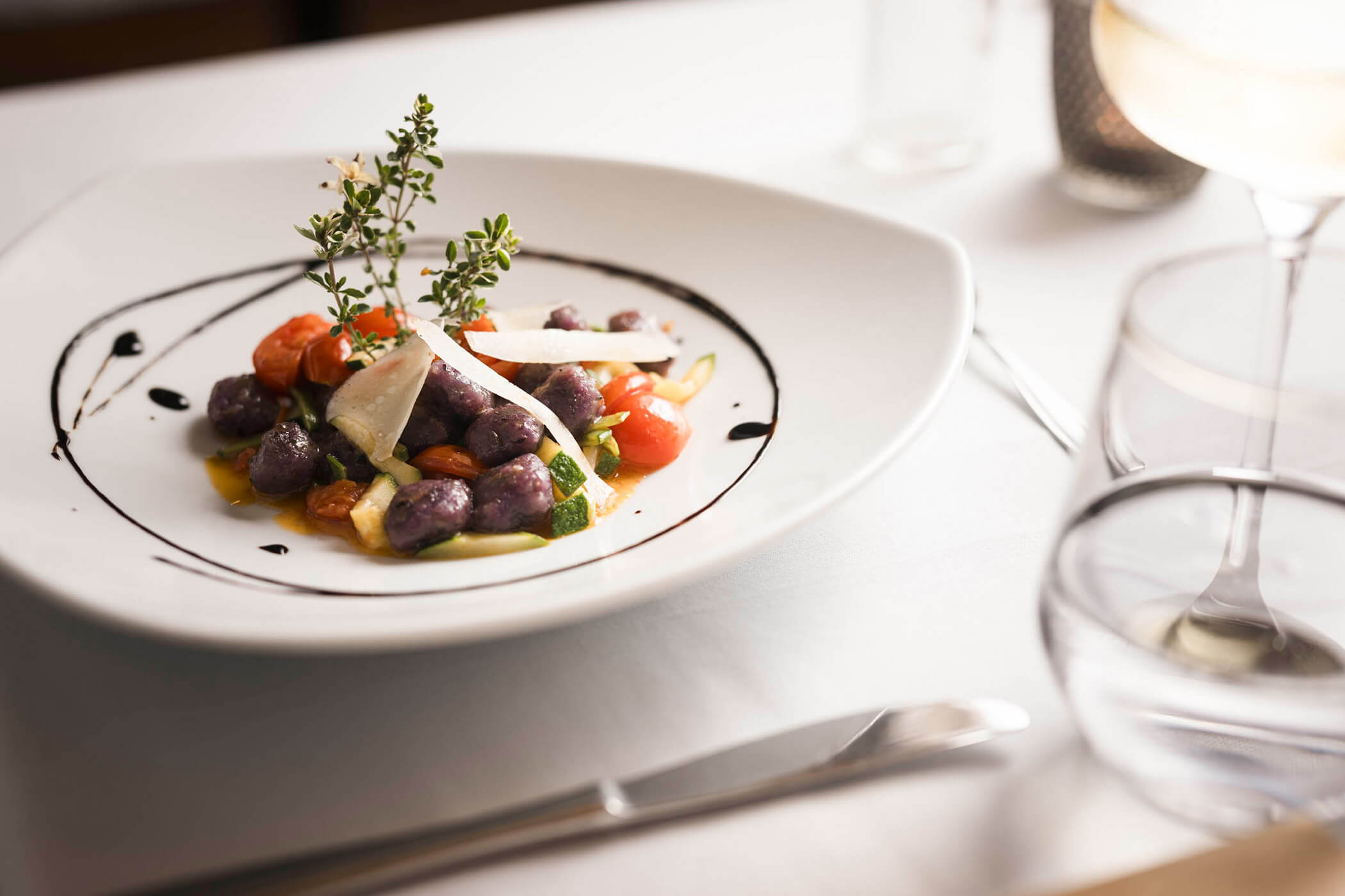 Angerichtete warme Vorspeise auf dem gedeckten Tisch