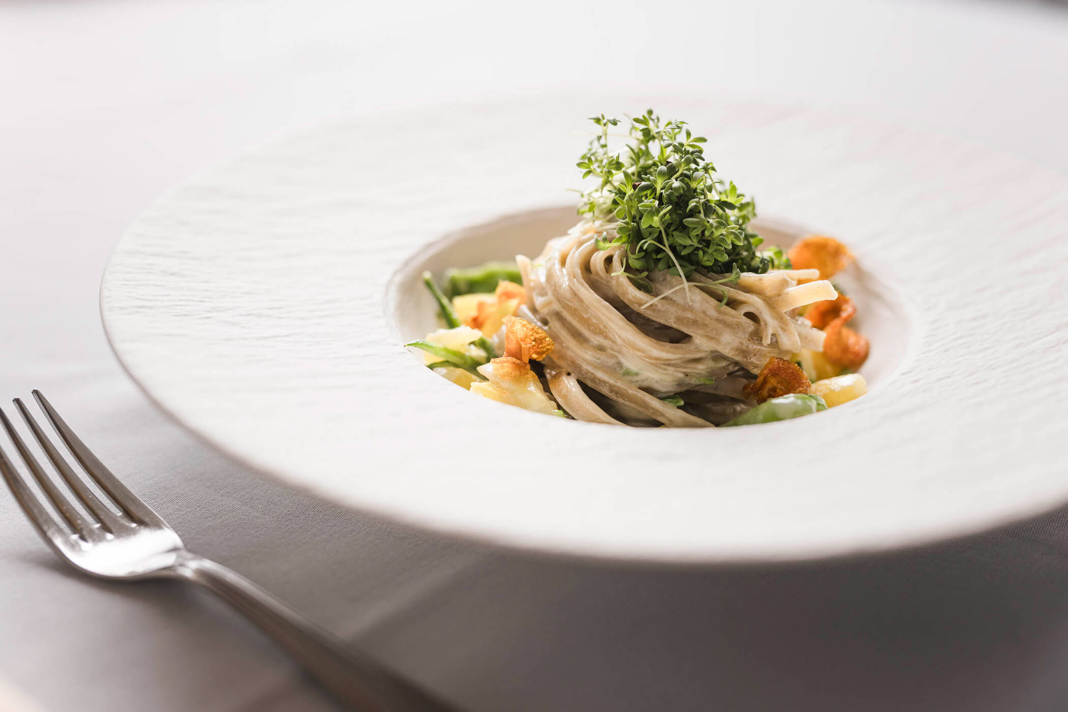 Angerichteter Teller mit selbstgemachten Tagliatelle