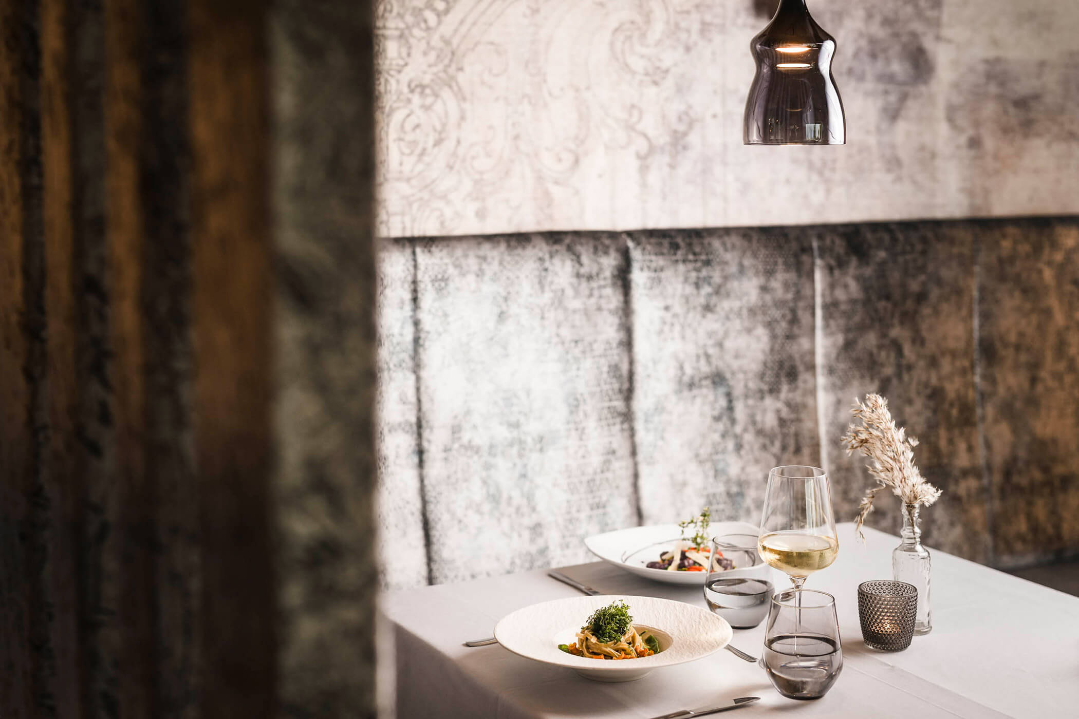 Gerichte beim Abendessen auf dem gedeckten Tisch