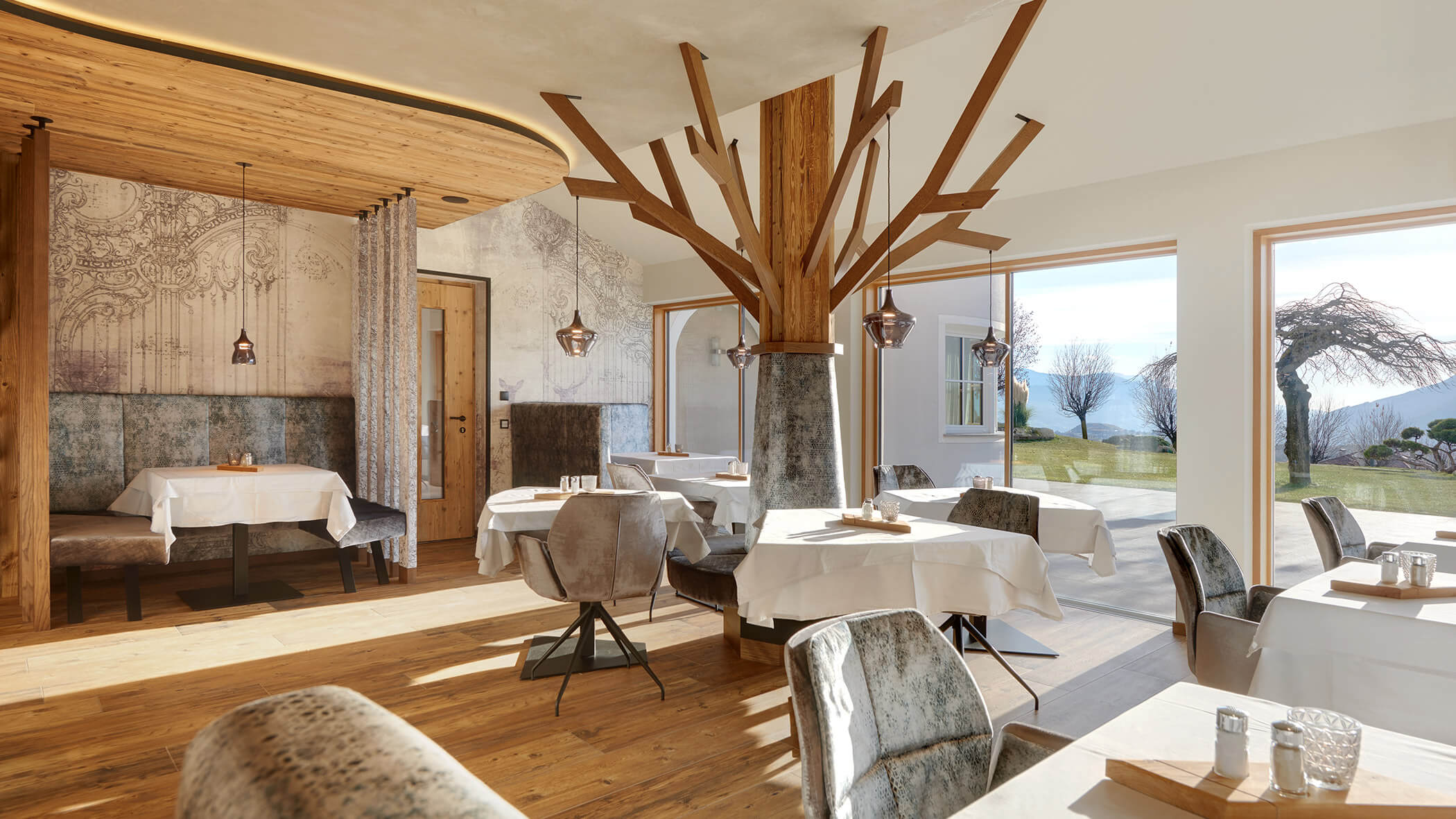 Heller Speisesaal mit verschiedenen Designelementen