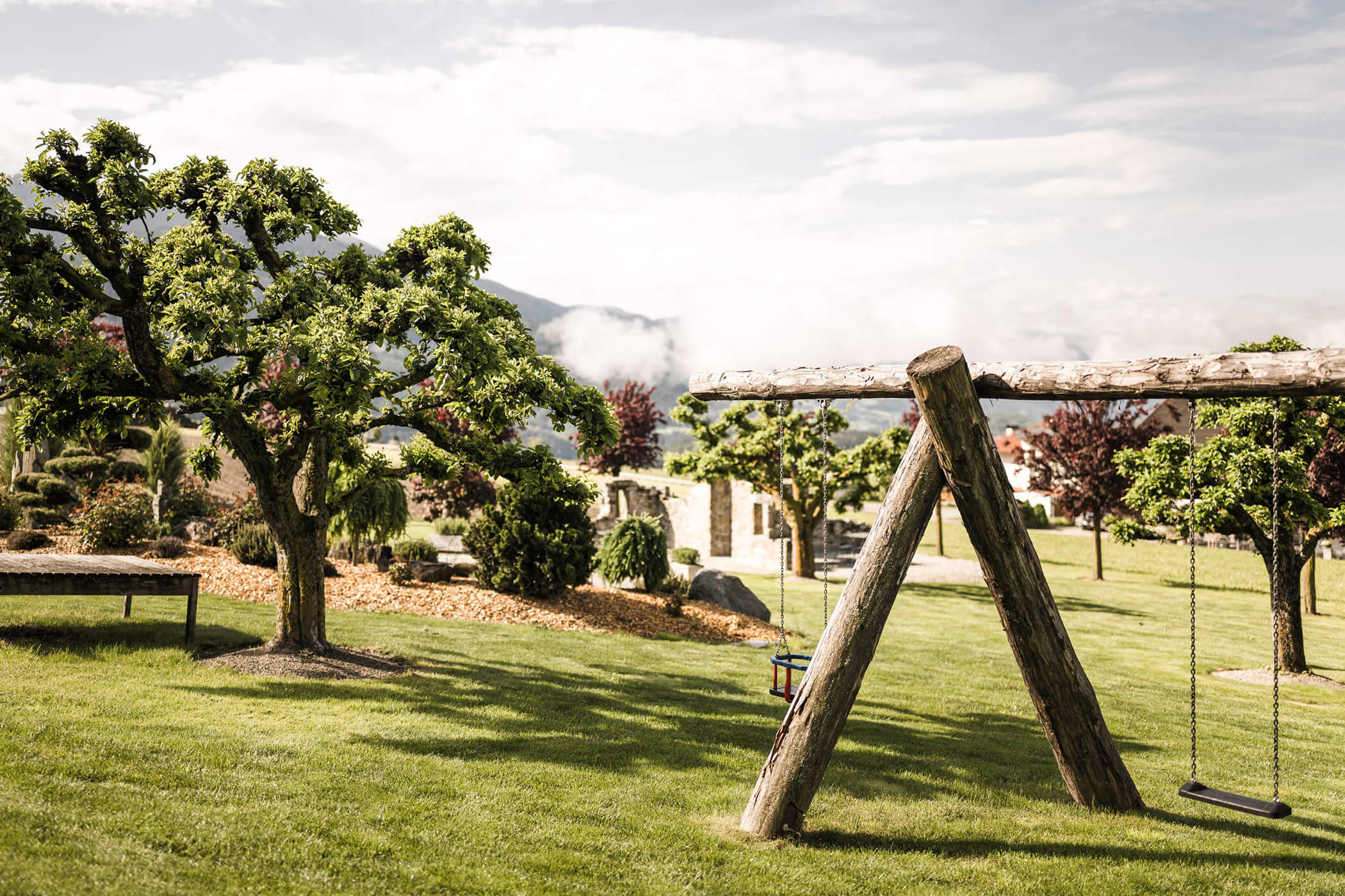 Altalena sul prato davanti all'hotel