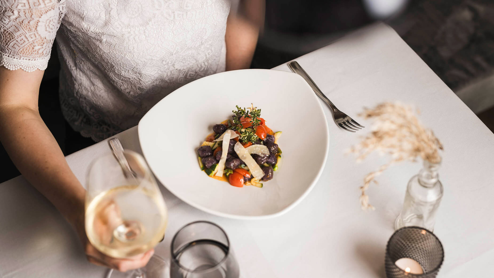 Una donna che cena con un antipasto caldo