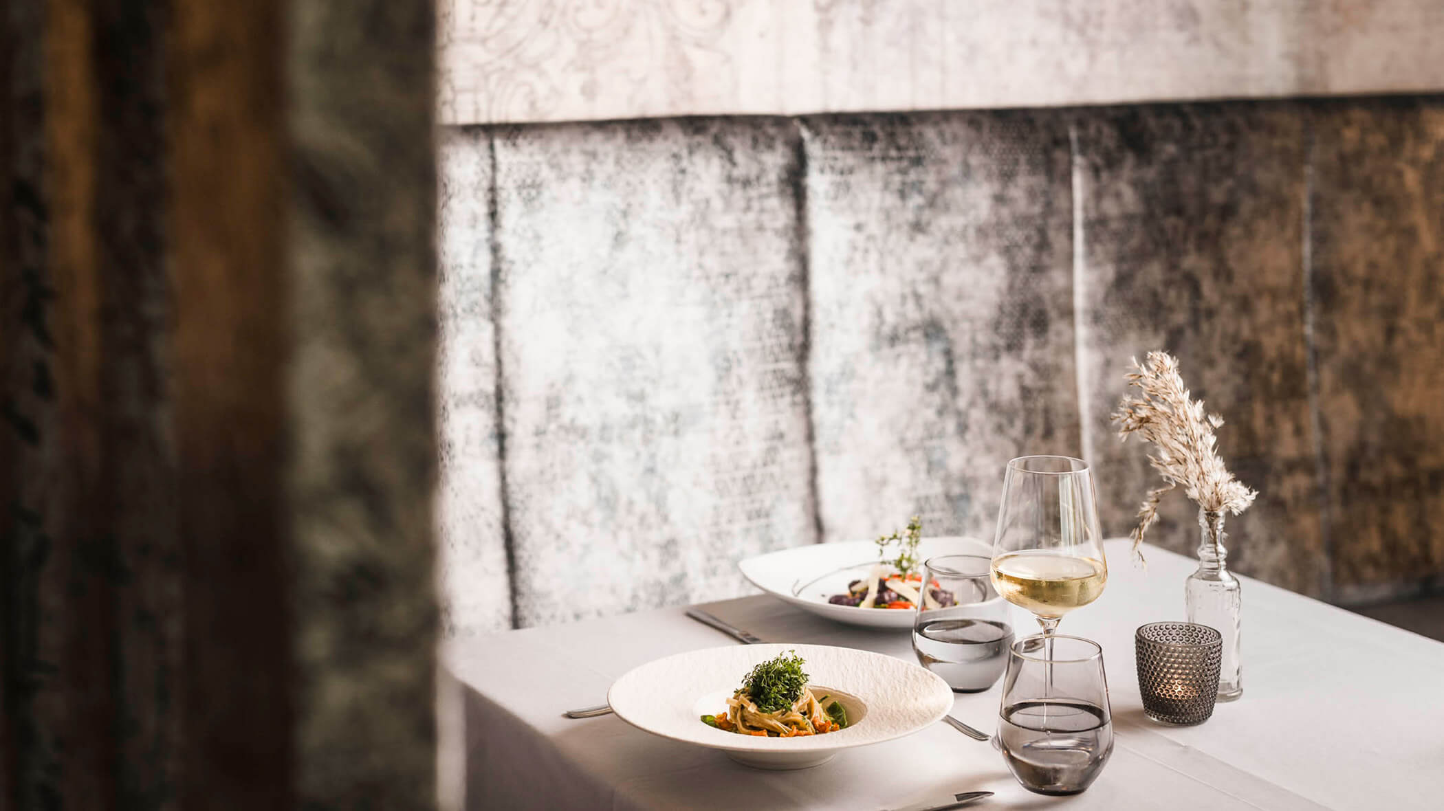 Piatti per la cena sul tavolo apparecchiato