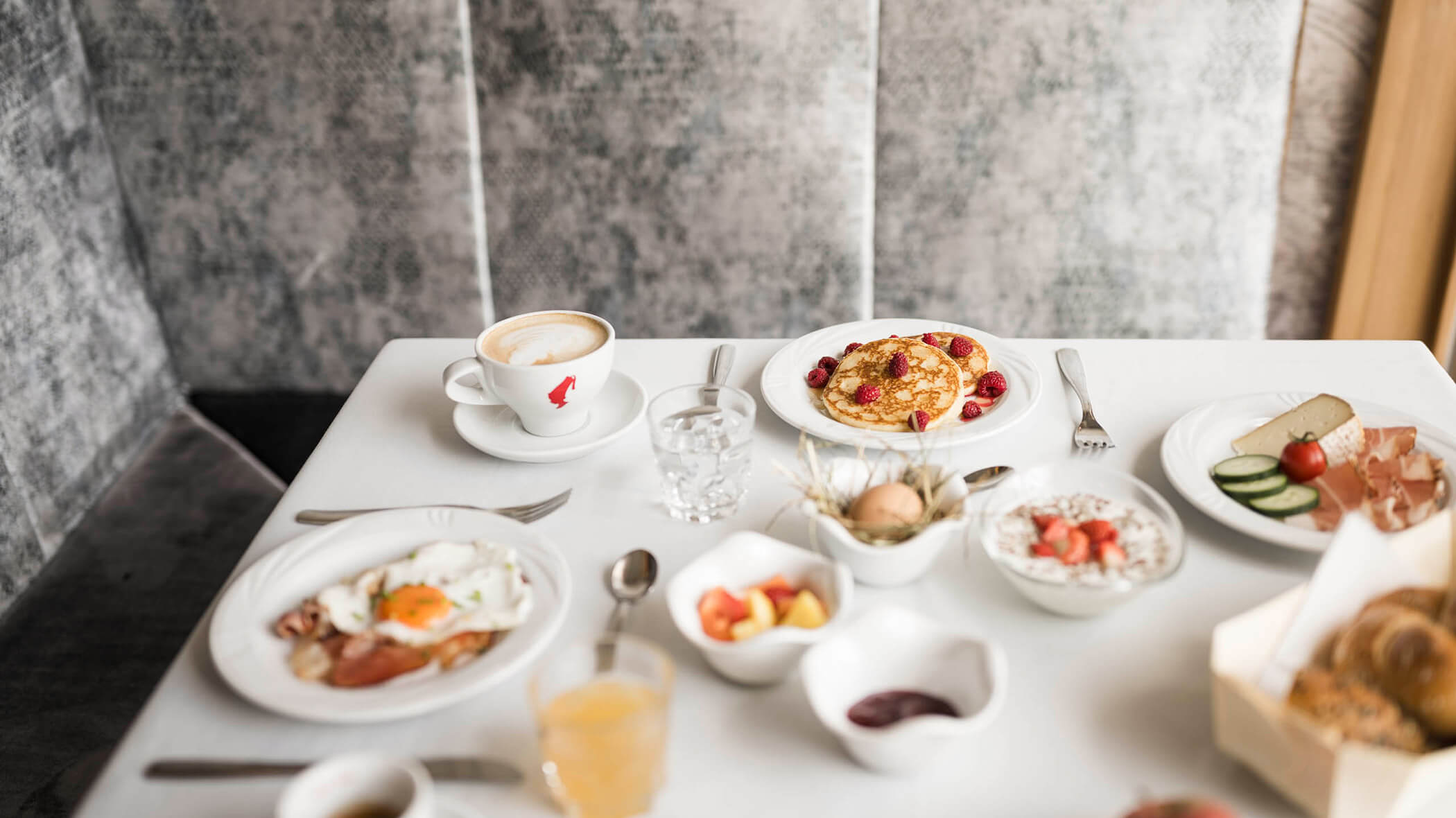 Frühstückstisch mit verschiedenen Köstlichkeiten