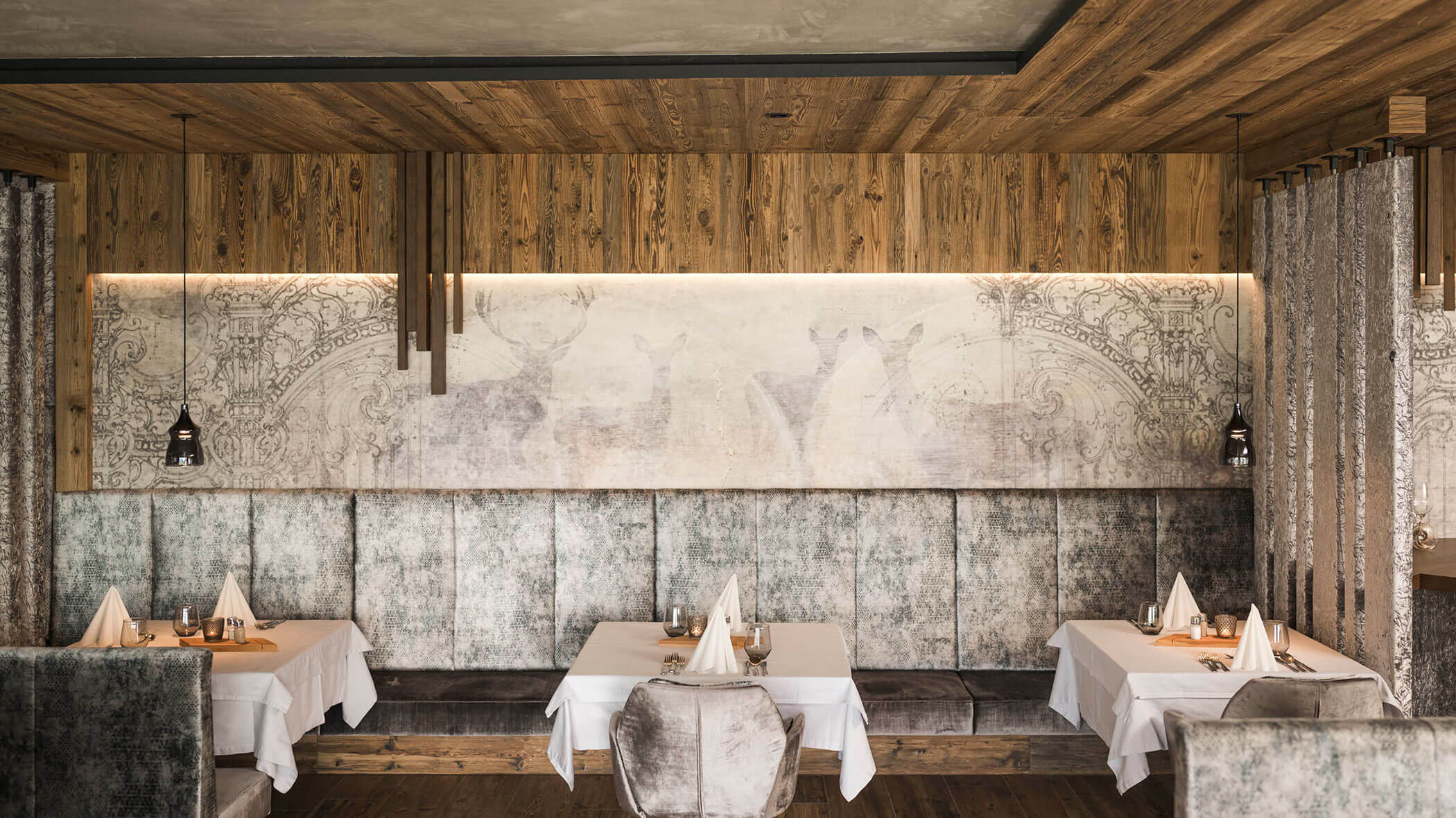 Gedeckter Speisesaal, Altholz-Täfelung und grau gemusterte Polsterung