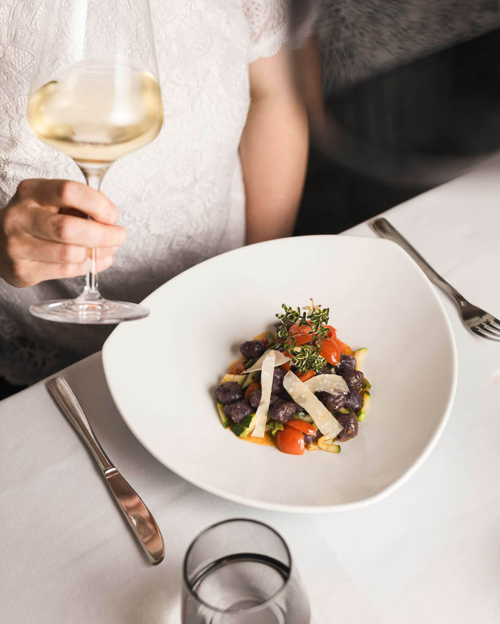 Una donna che cena un primo piatto