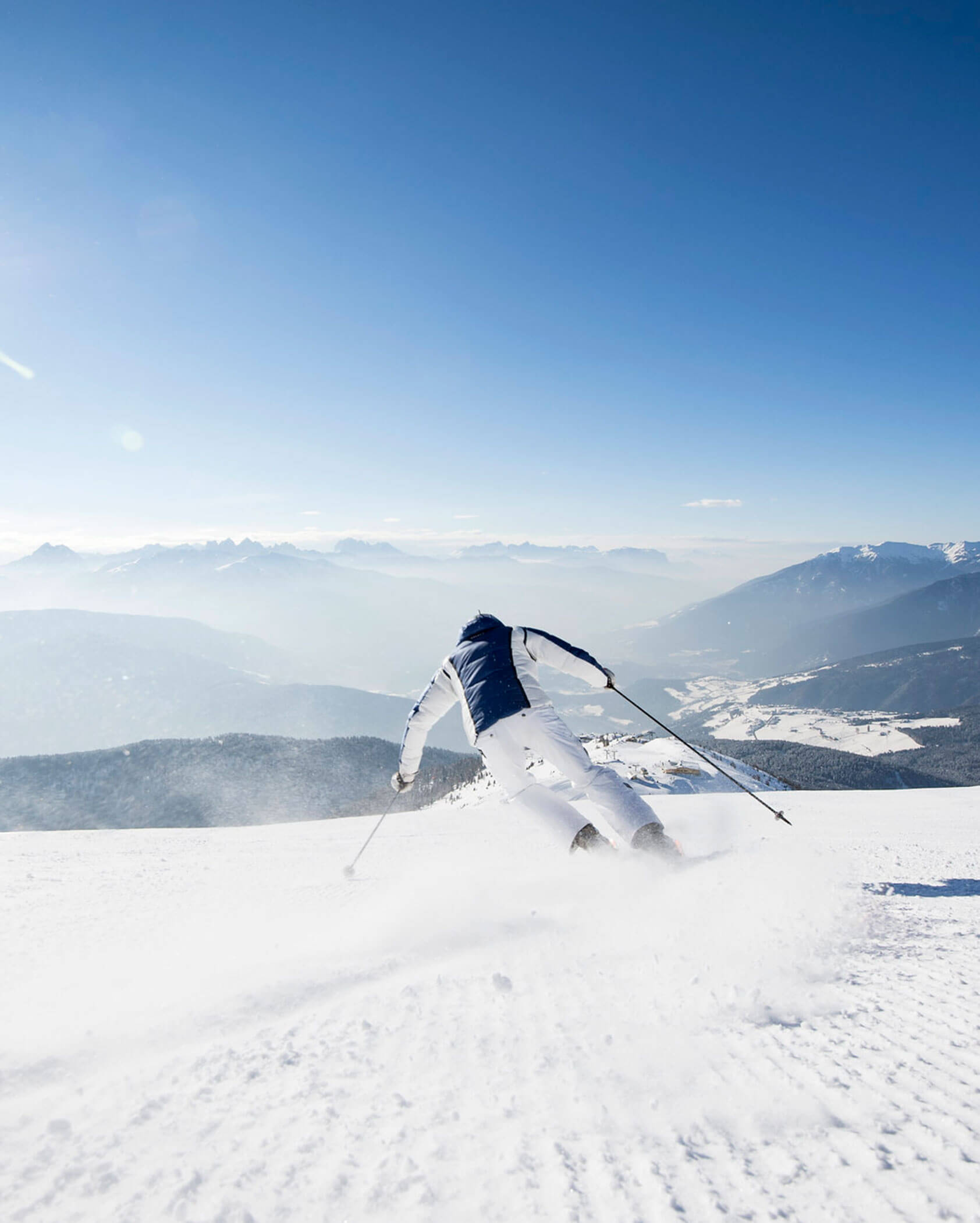 Uno sciatore sulla pista