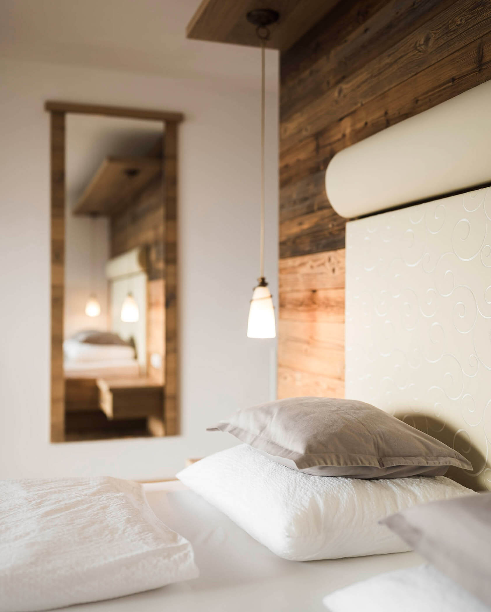 Bett und Spiegel in einer Suite