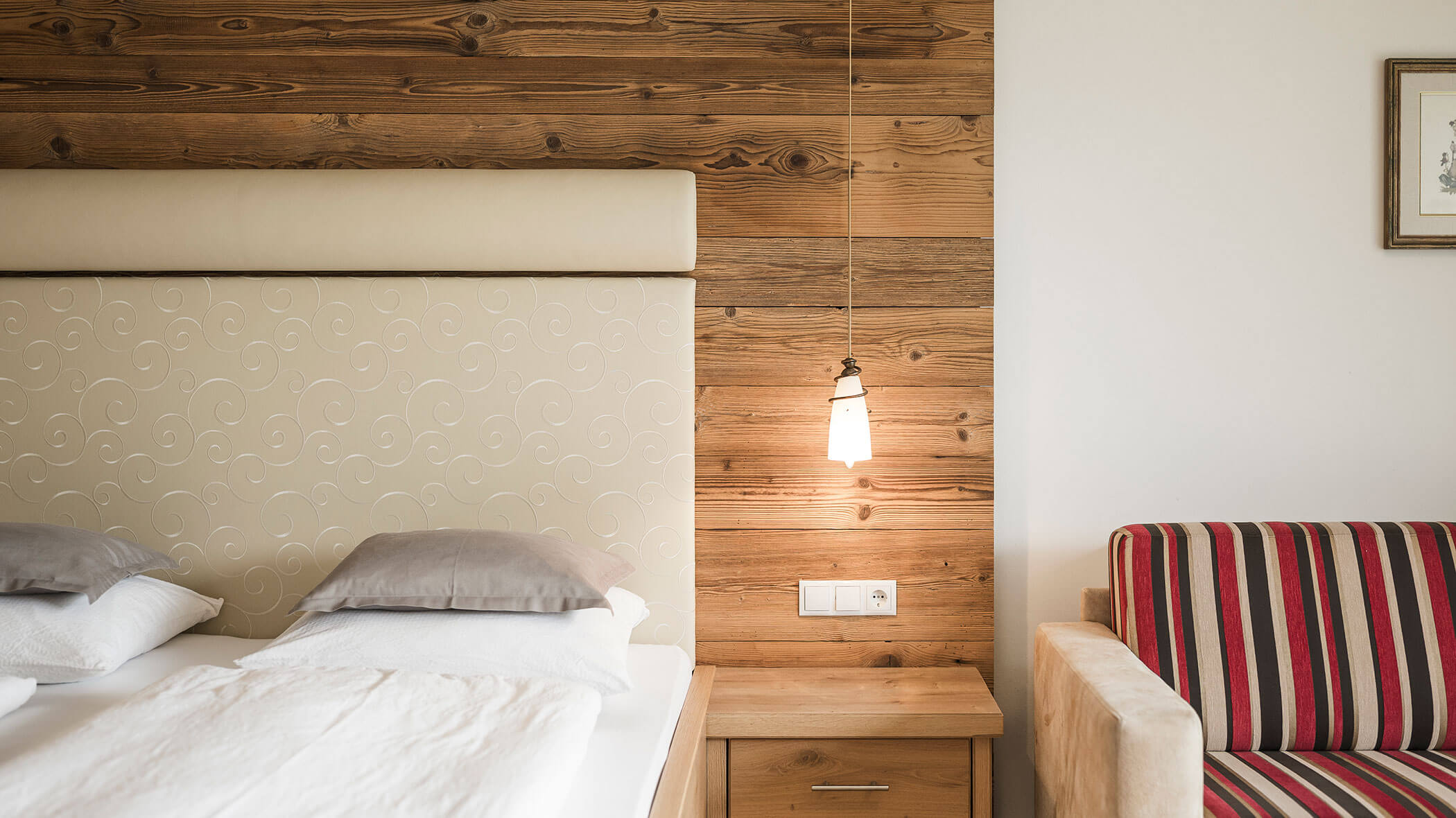 Doppelbett und Sofa in der Gartensuite