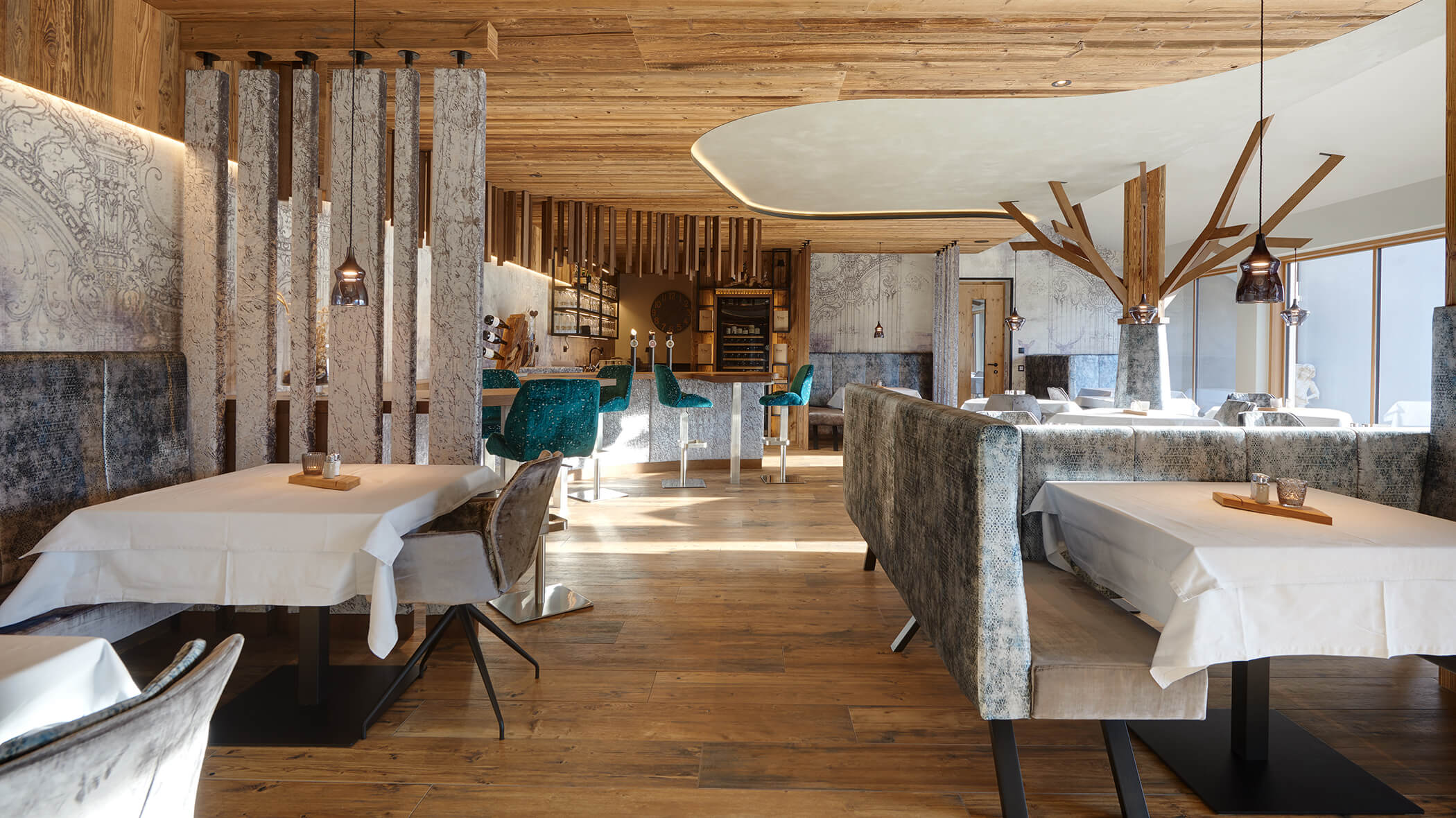 Edel eingerichteter Speisesaal in Richtung Barbereich