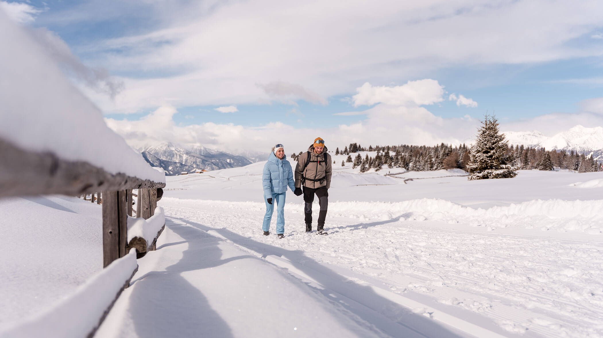 Paar beim Winterwandern