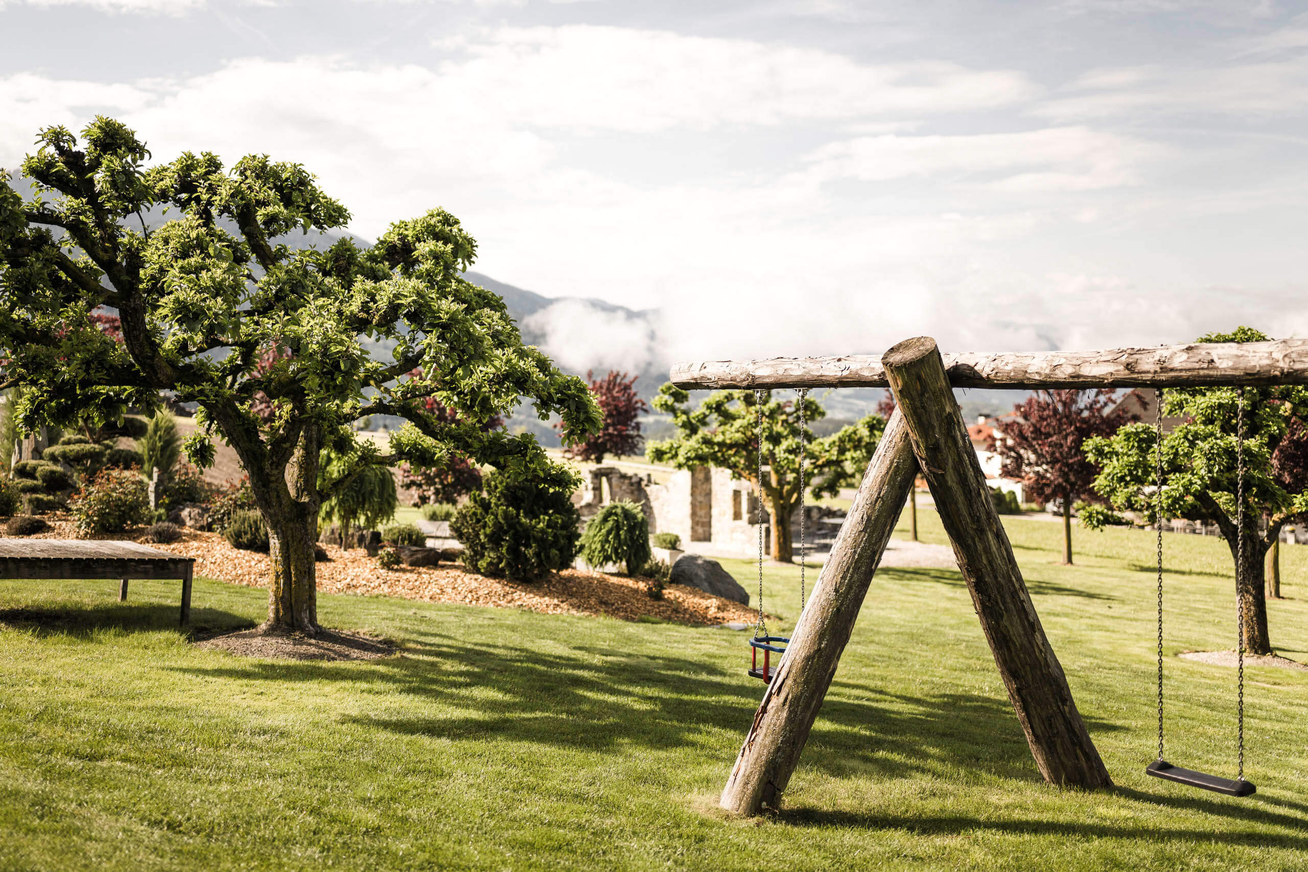 Altalena sul prato davanti all'hotel