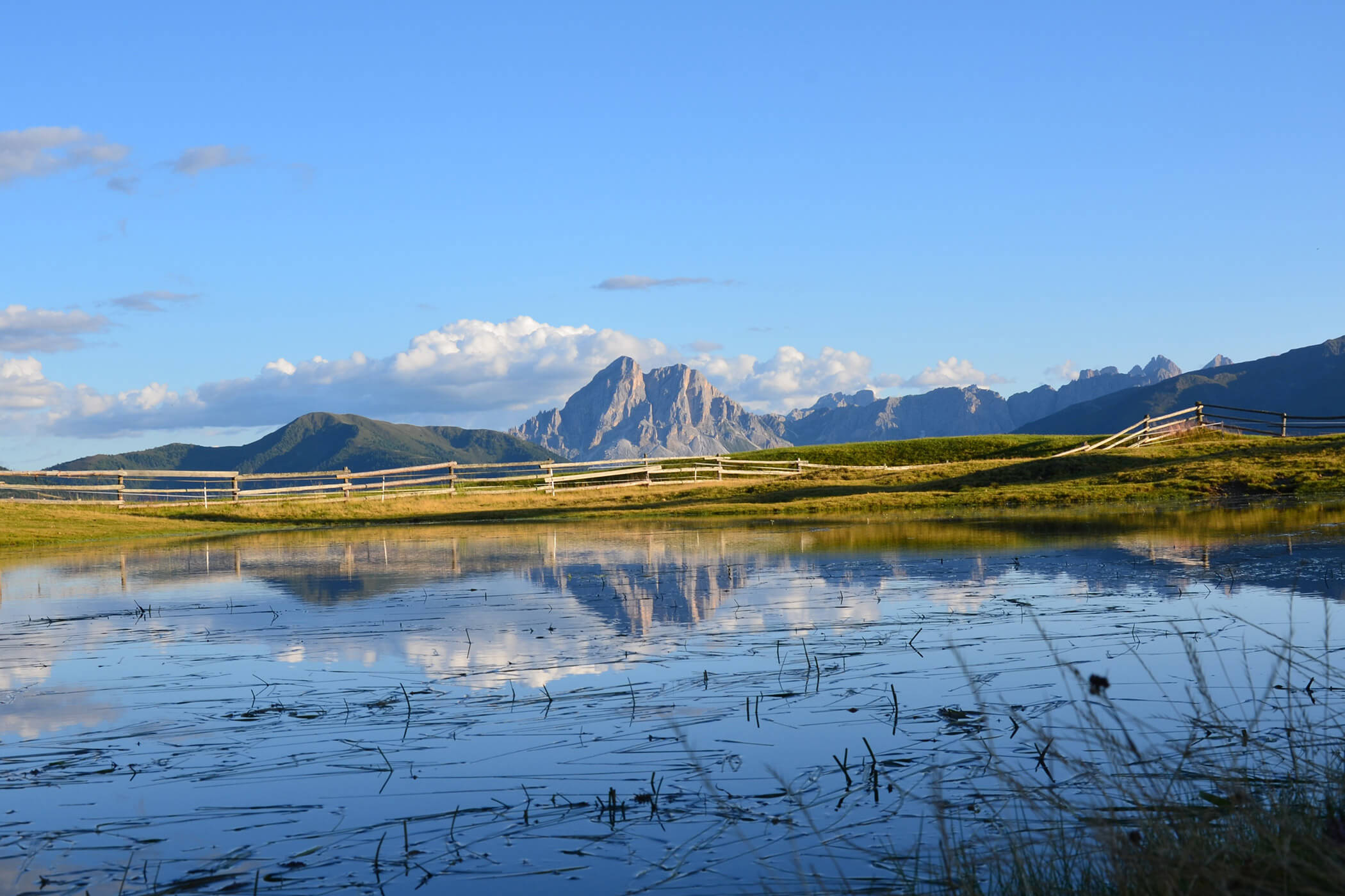 Piccolo lago di montagna e le Dolomiti