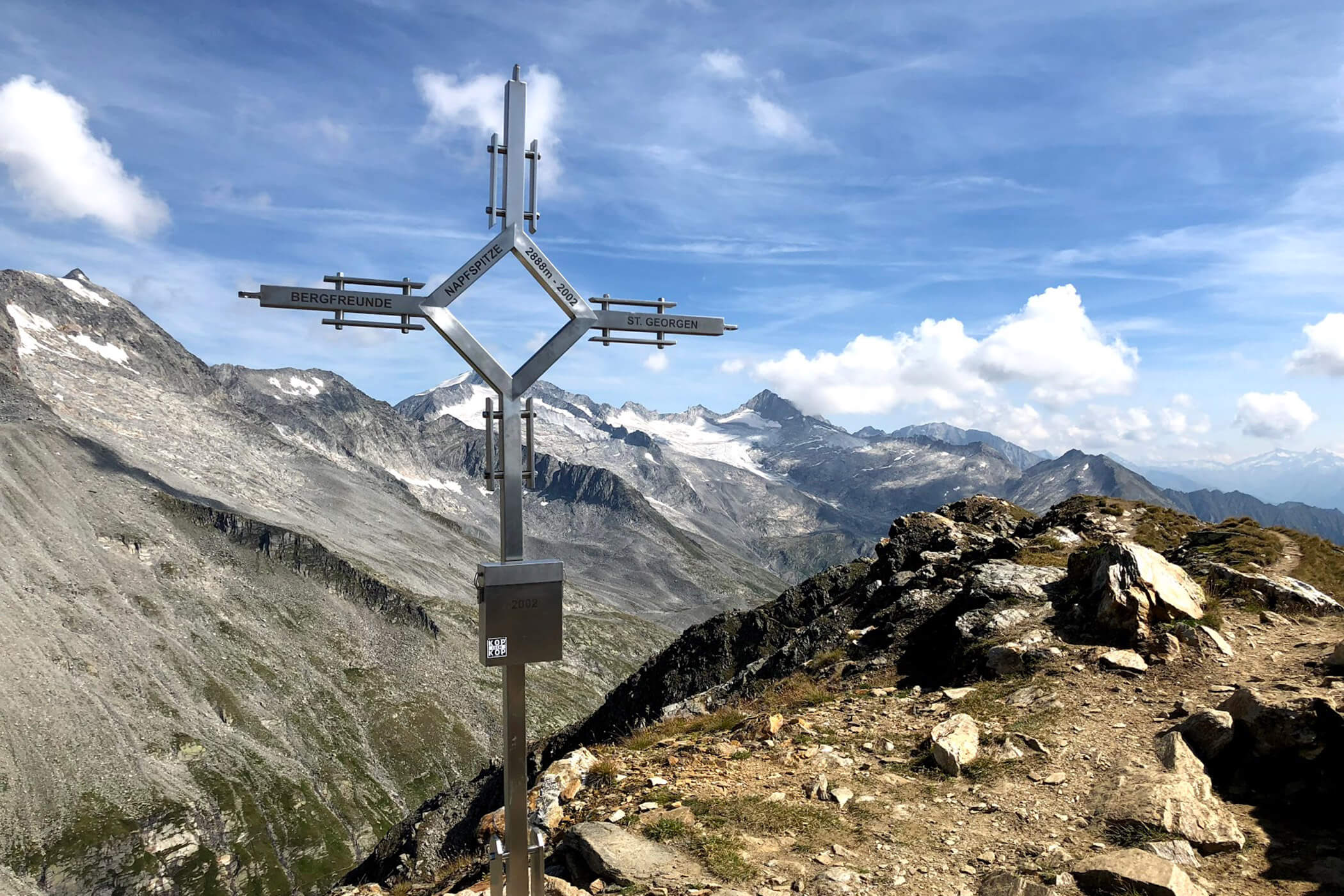 Croce sommitale della Cima Cadini in estate