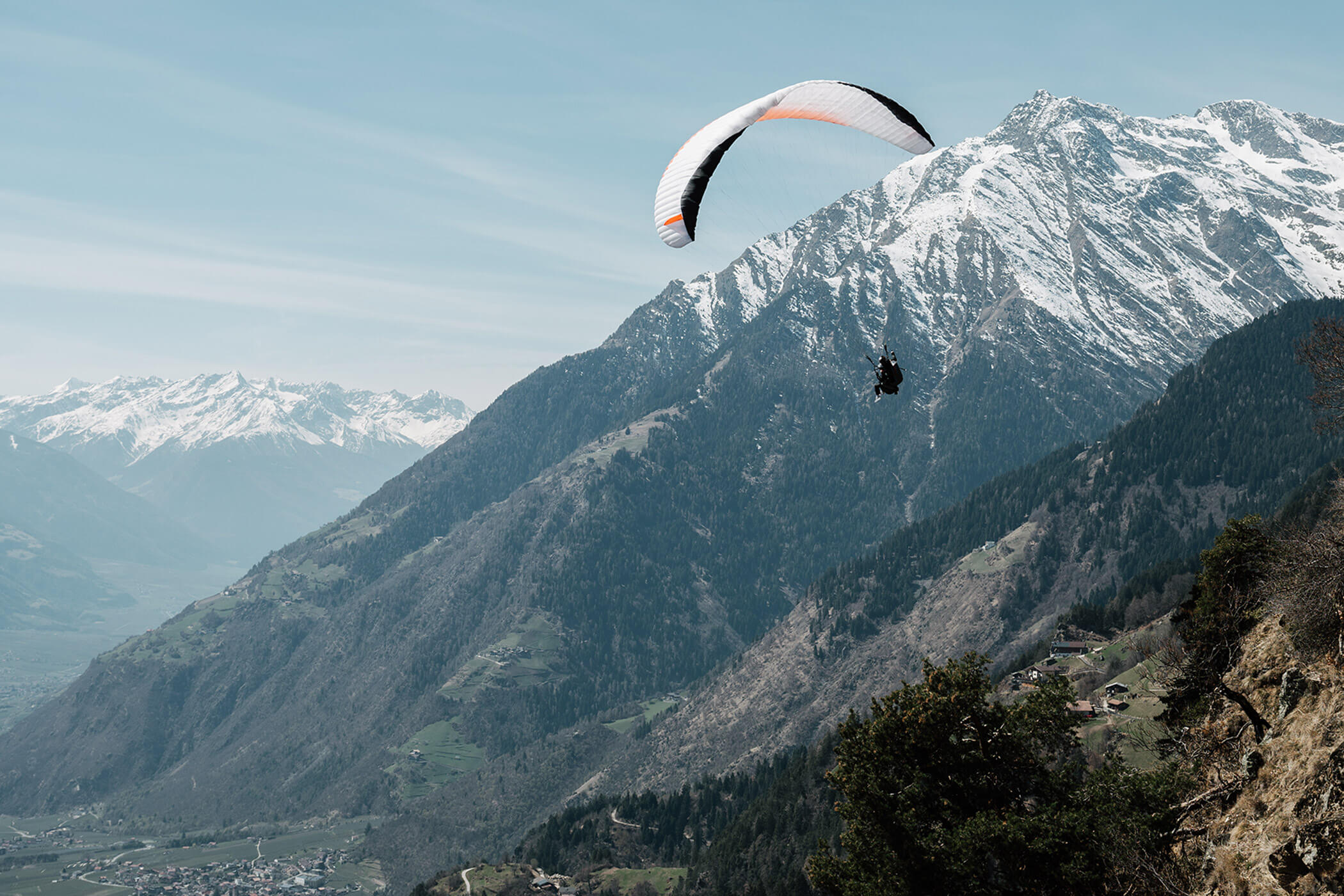 Un parapendio con le montagne sullo sfondo