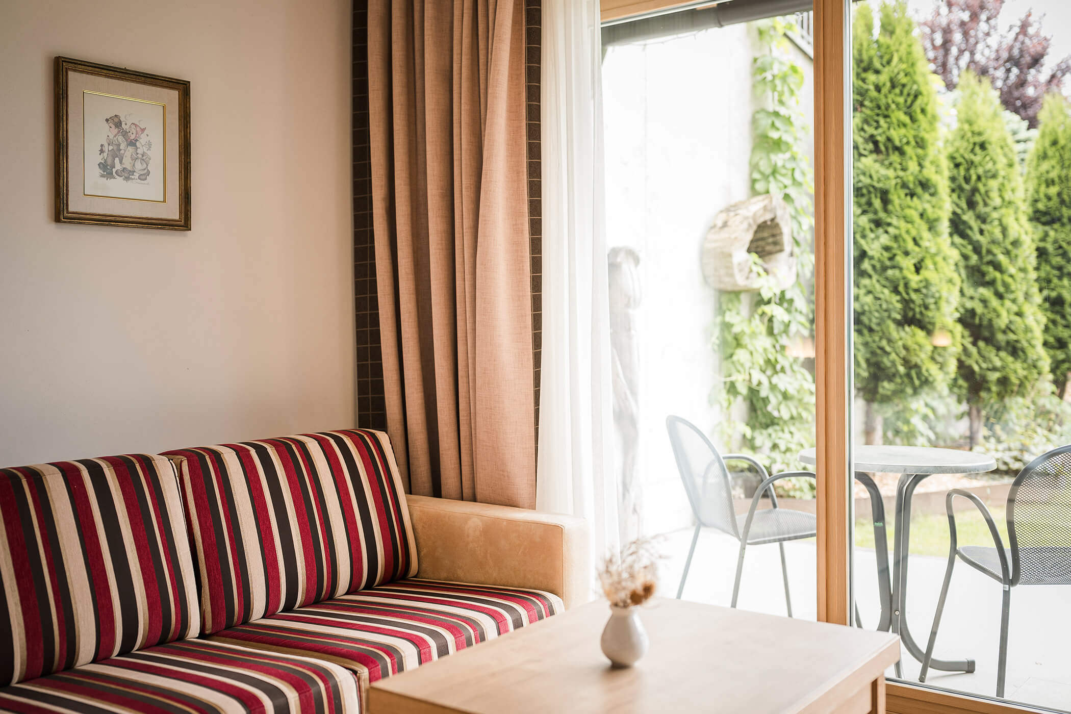 Divano e terrazza della Garden suite