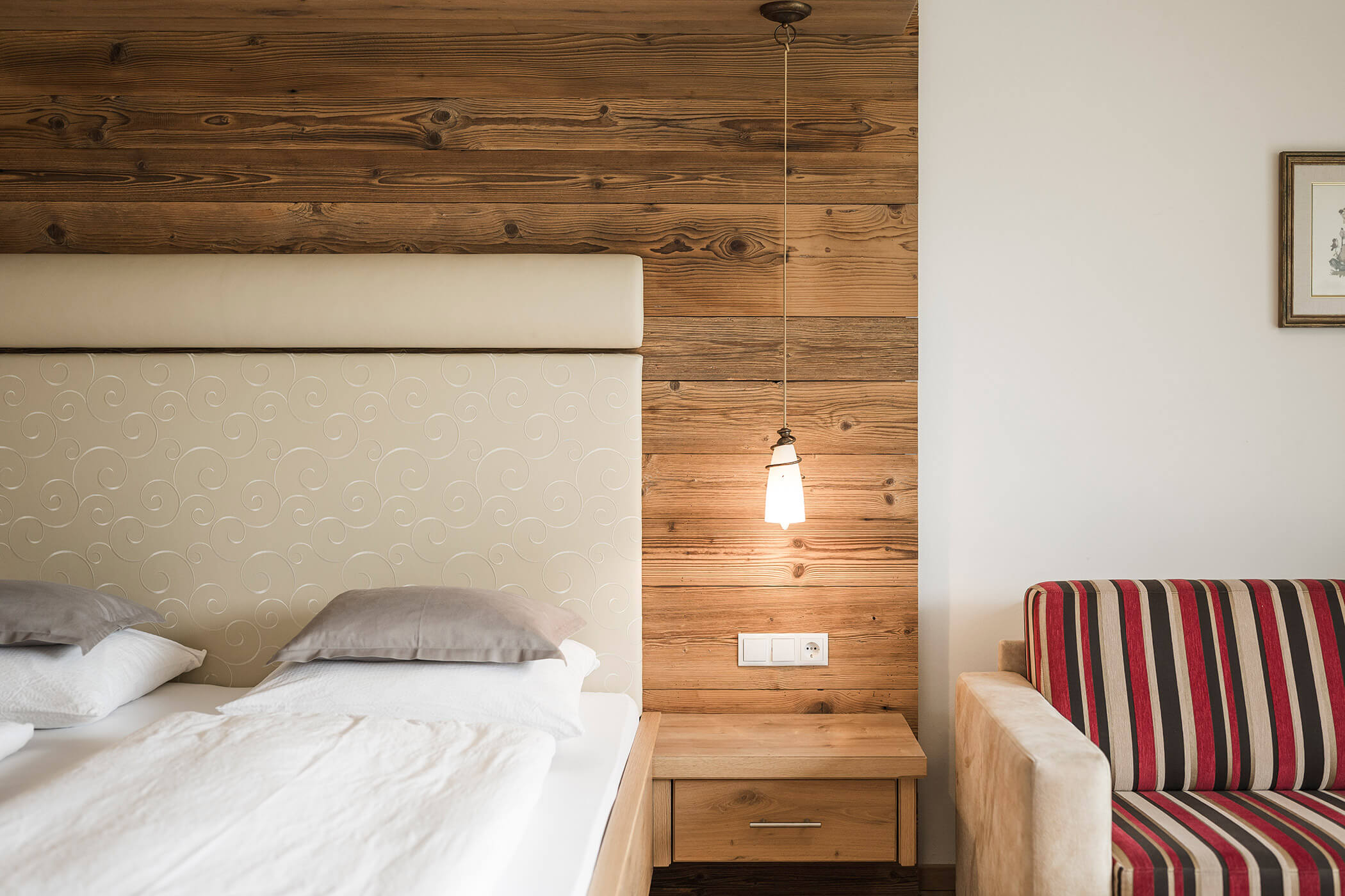 Letto matrimoniale e divano nella Garden suite