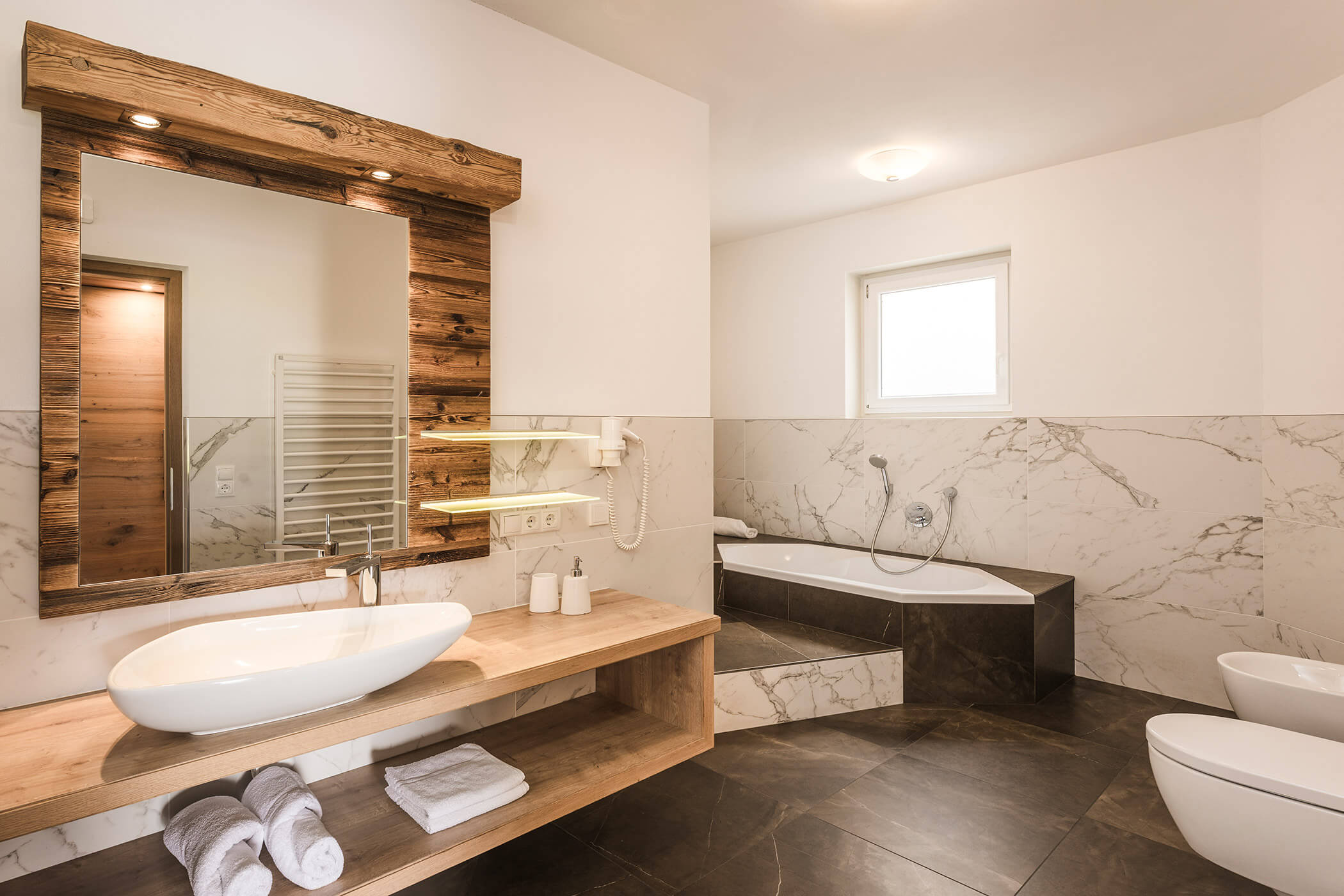 Bagno con vasca nella Garden suite